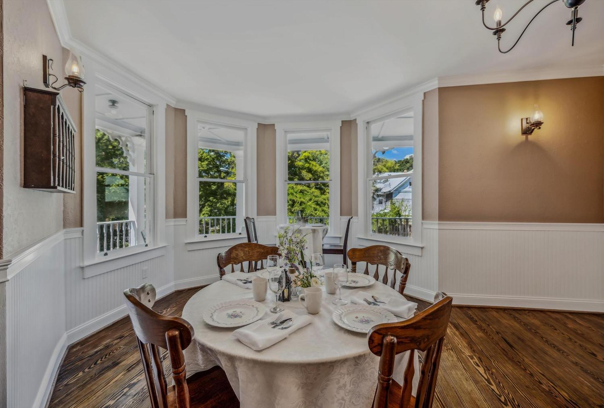 بيركلي سبرينغز The Grand Castalian Inn Bed And Breakfast المظهر الخارجي الصورة