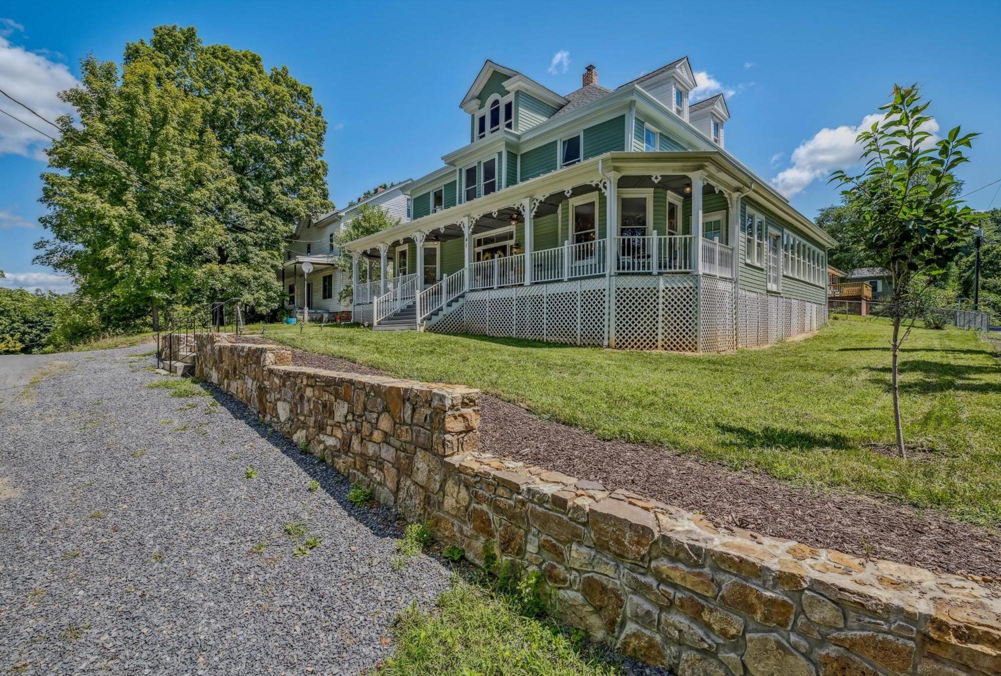 بيركلي سبرينغز The Grand Castalian Inn Bed And Breakfast المظهر الخارجي الصورة